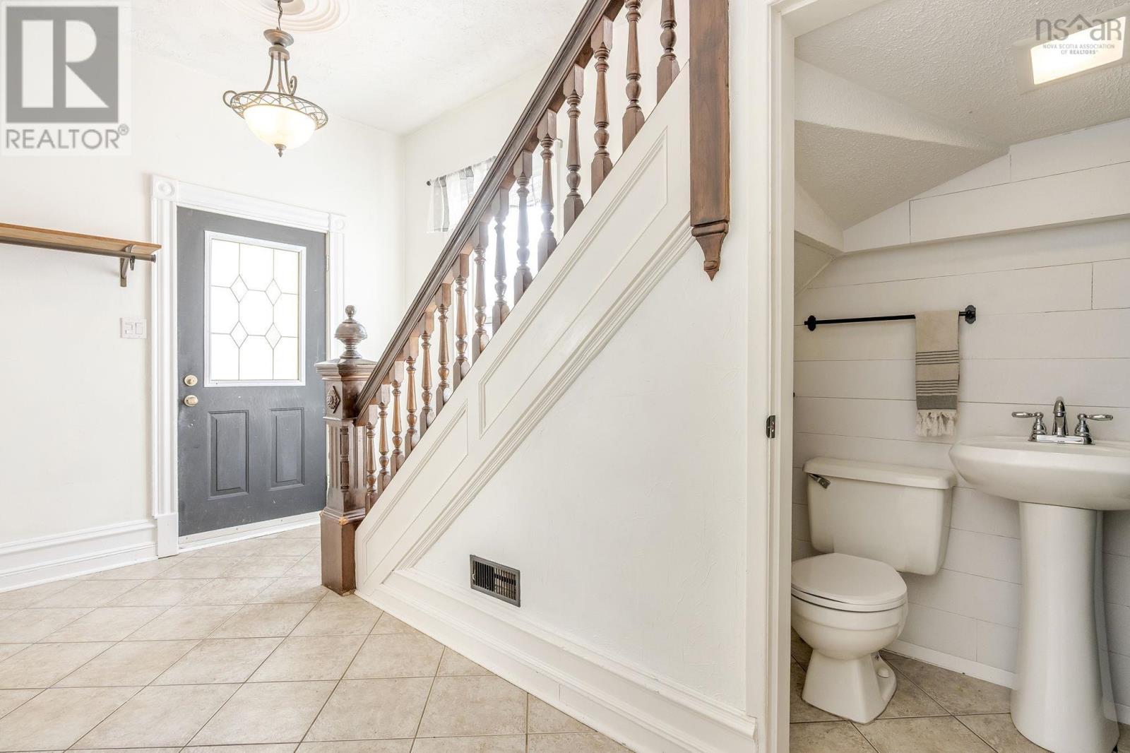 204 Victoria Street, Windsor, Nova Scotia  B0N 2T0 - Photo 9 - 202601790