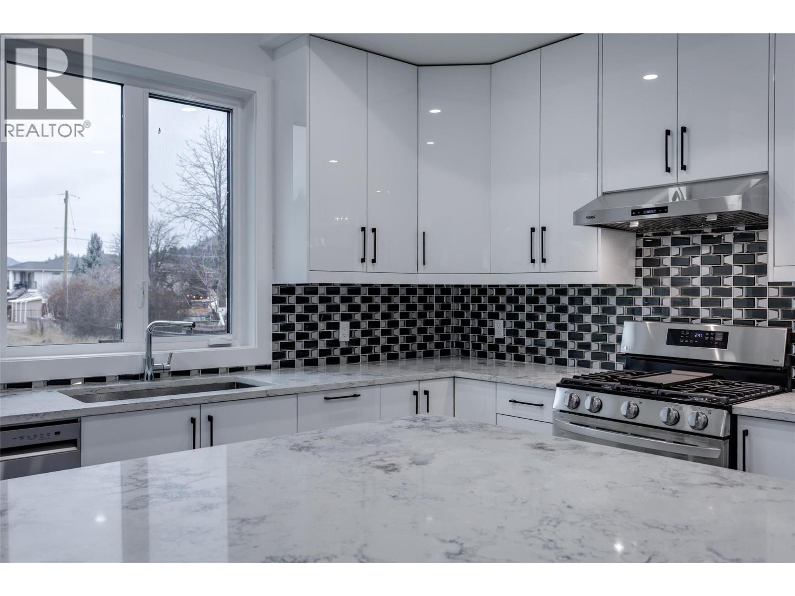 474 Snowsell Street N, Kelowna, British Columbia V1L 2B3 - Photo 3 - 10373855