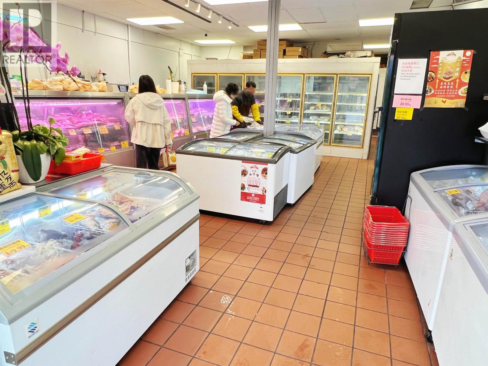 Listing Picture 3 of 14 : 130 8211 WESTMINSTER HIGHWAY, Richmond / 烈治文 - 魯藝地產 Yvonne Lu Group - MLS Medallion Club Member