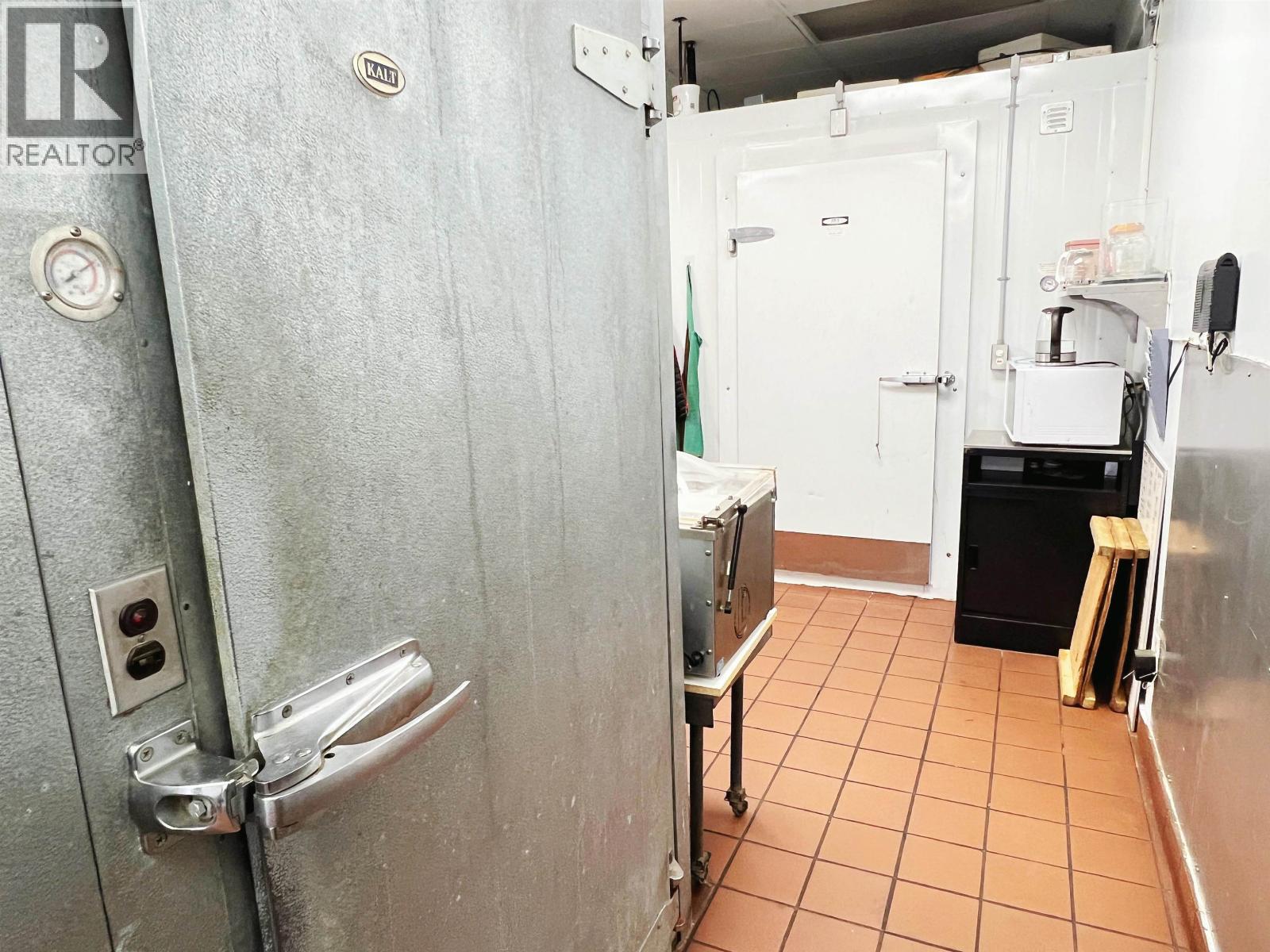 Listing Picture 8 of 14 : 130 8211 WESTMINSTER HIGHWAY, Richmond / 烈治文 - 魯藝地產 Yvonne Lu Group - MLS Medallion Club Member