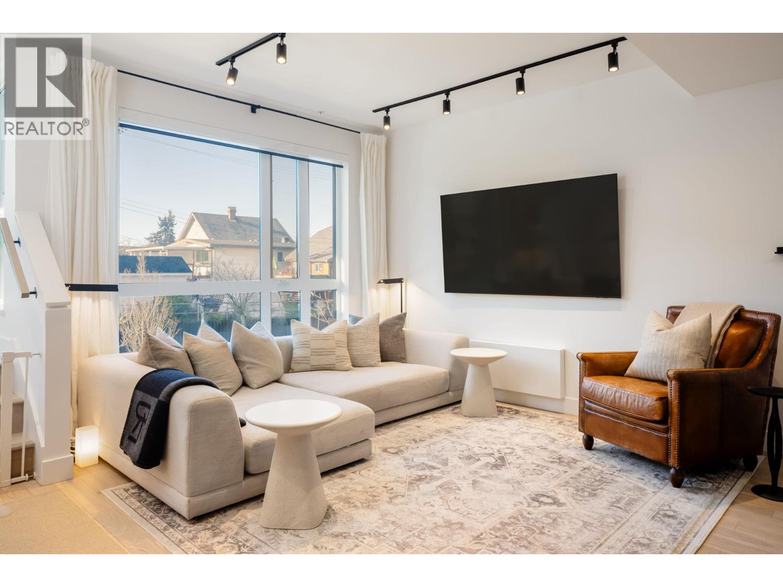 3914 Dumfries Street, Vancouver, British Columbia V5N 0J1 - Photo 1 - R3084919