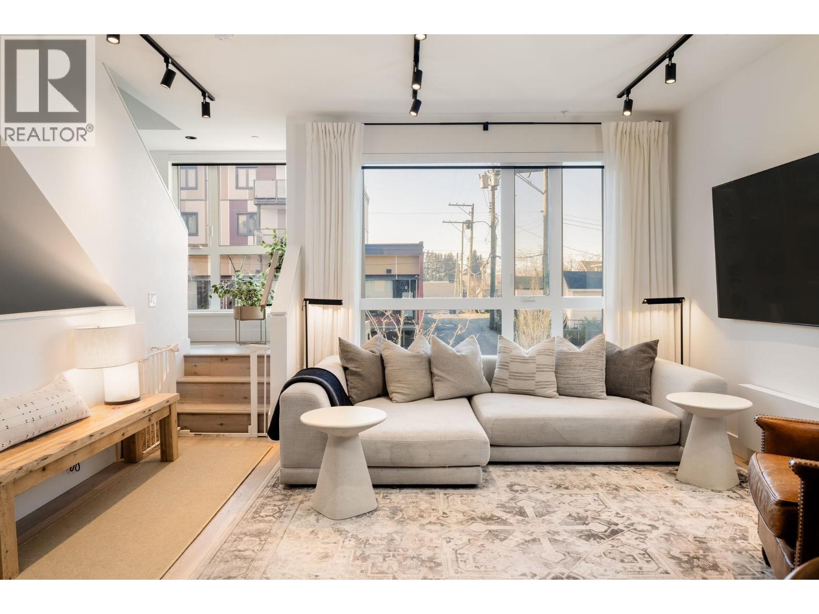 3914 Dumfries Street, Vancouver, British Columbia V5N 0J1 - Photo 2 - R3084919