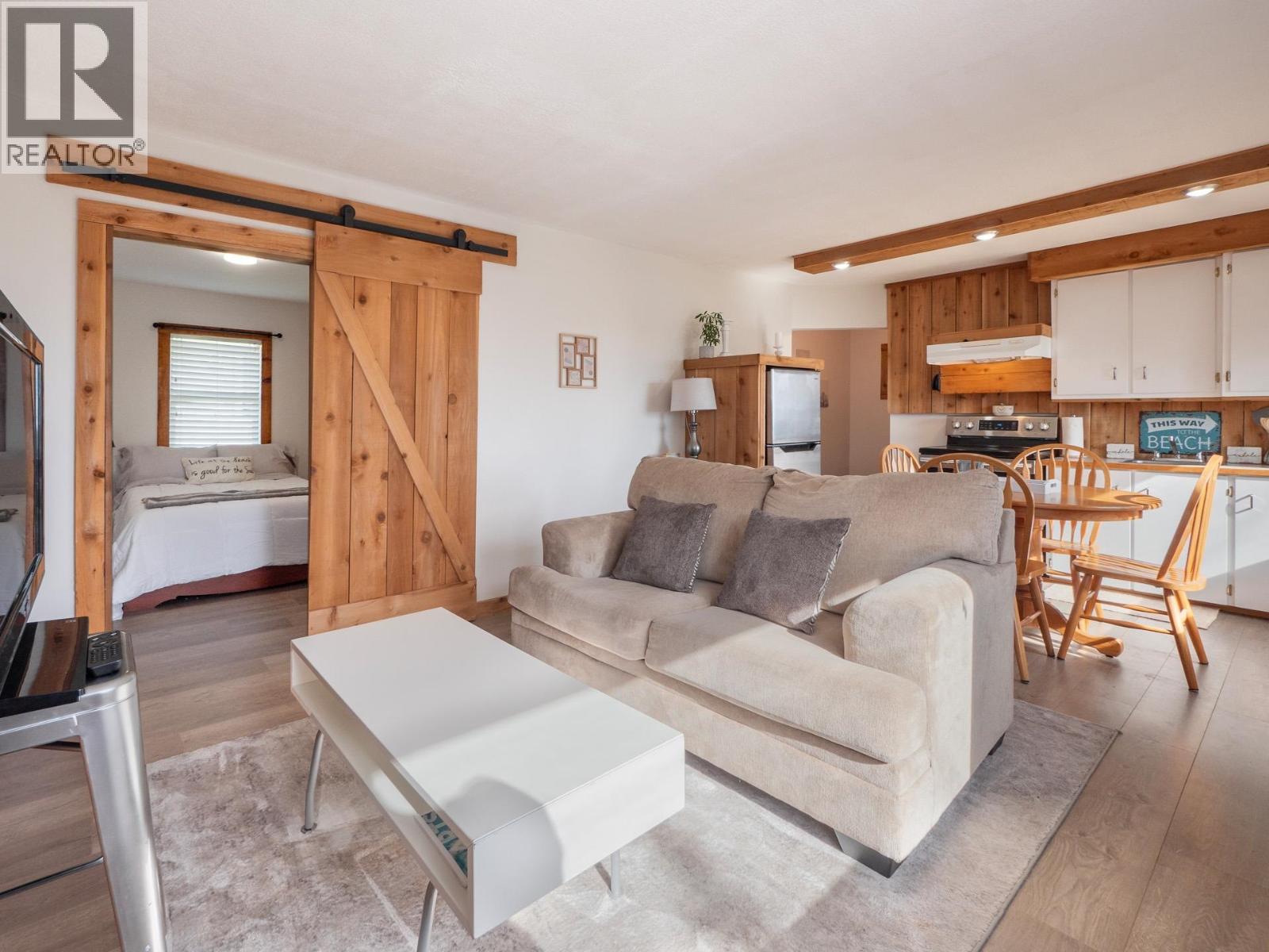 716/718 Hillcrest Road, Gibsons, British Columbia  V0N 1V9 - Photo 1 - R3084914