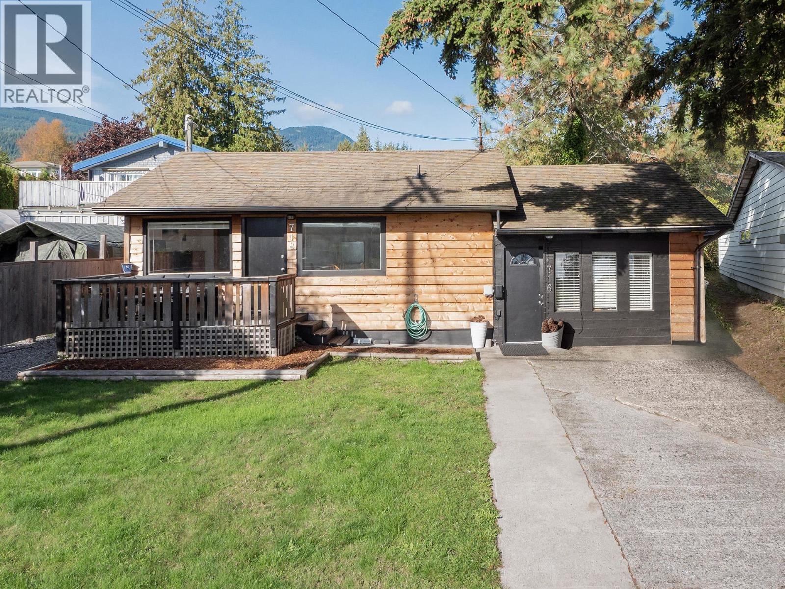 716/718 Hillcrest Road, Gibsons, British Columbia  V0N 1V9 - Photo 4 - R3084914