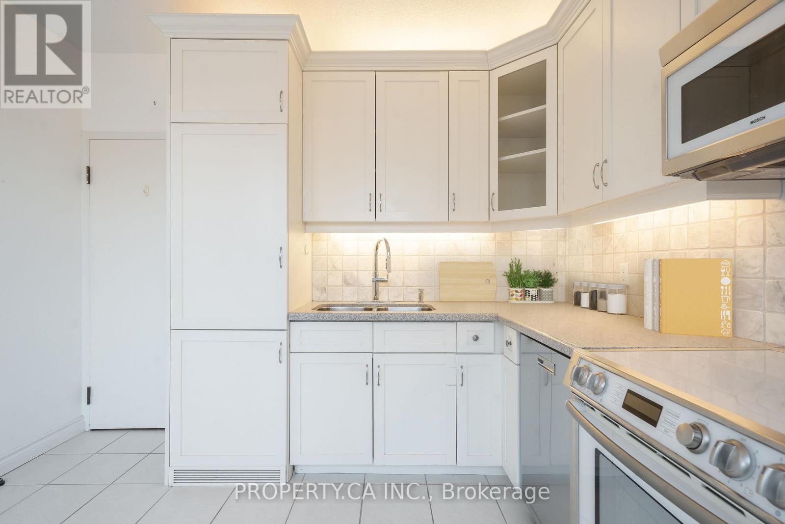 606 - 55a Avenue Road, Toronto, Ontario  M5R 2G3 - Photo 4 - C12743228