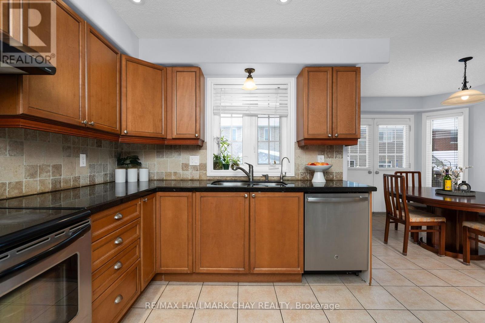 77 Sovereign's Gate, Barrie (Innis-Shore), Ontario  L4N 0Y9 - Photo 11 - S12743162