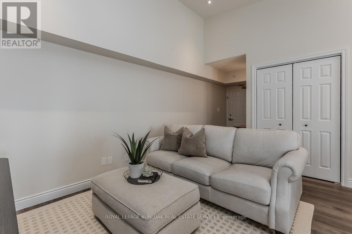 401 - 1450 Bishops Gate, Oakville, Ontario  L6M 4N1 - Photo 4 - W12743126