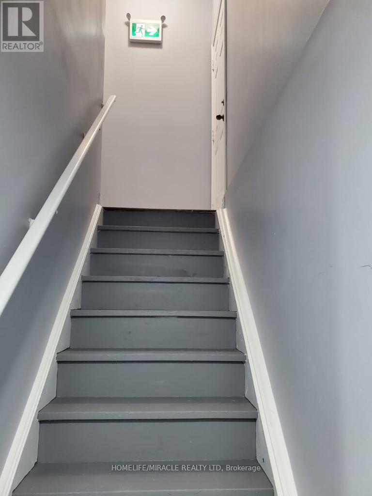 90 Yardley Crescent, Brampton, Ontario  L6X 5L8 - Photo 3 - W12743142