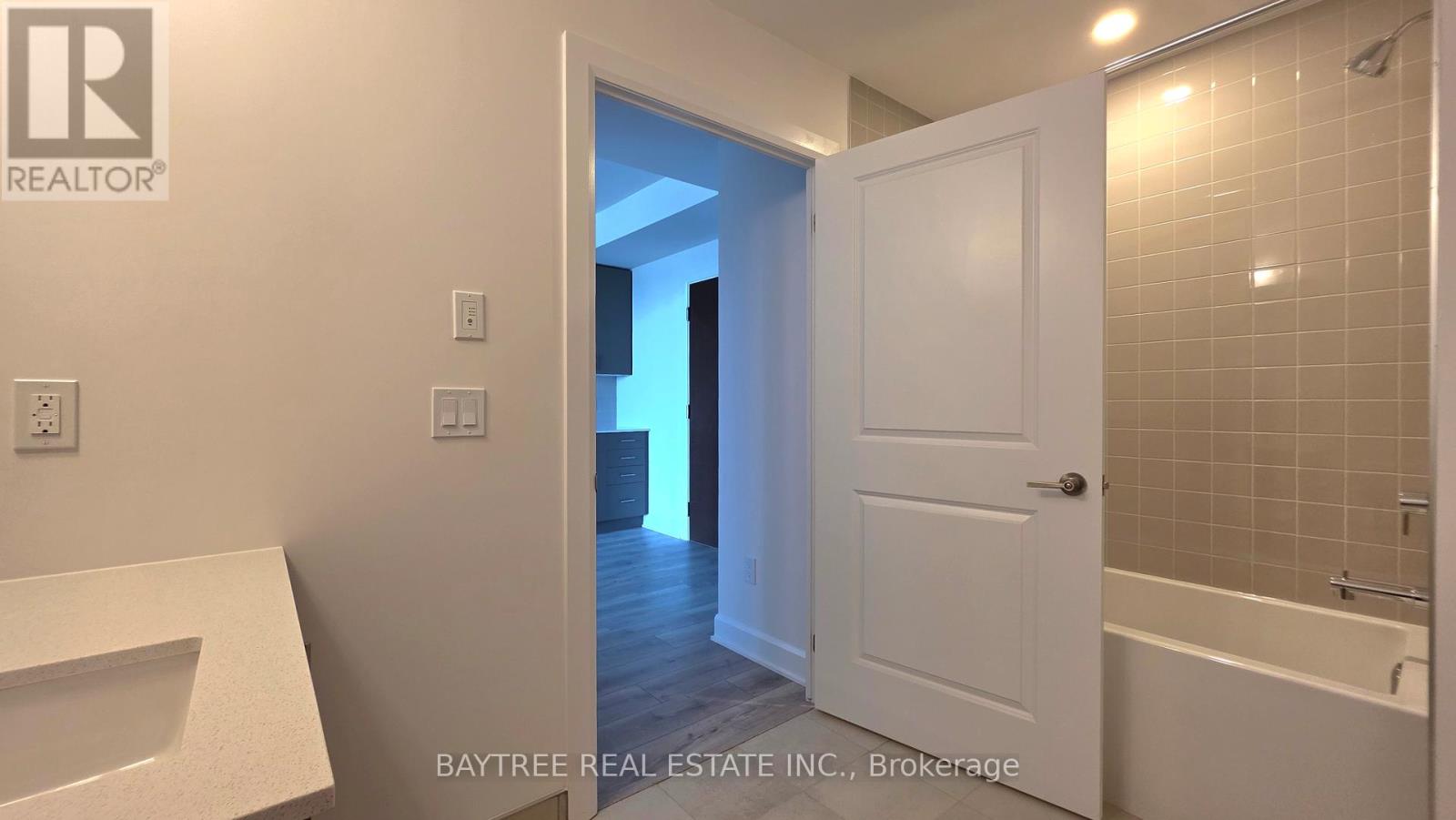 1905 - 3240 William Coltson Avenue, Oakville, Ontario  L6H 0X1 - Photo 5 - W12743148