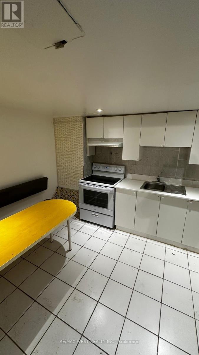 7 - 93 Windermere Avenue, Toronto, Ontario  M6S 3J3 - Photo 8 - W12743216