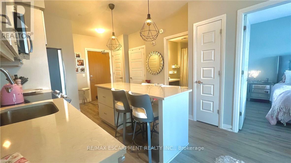 408 - 128 Grovewood Common, Oakville, Ontario  L6H 0X3 - Photo 5 - W12743222