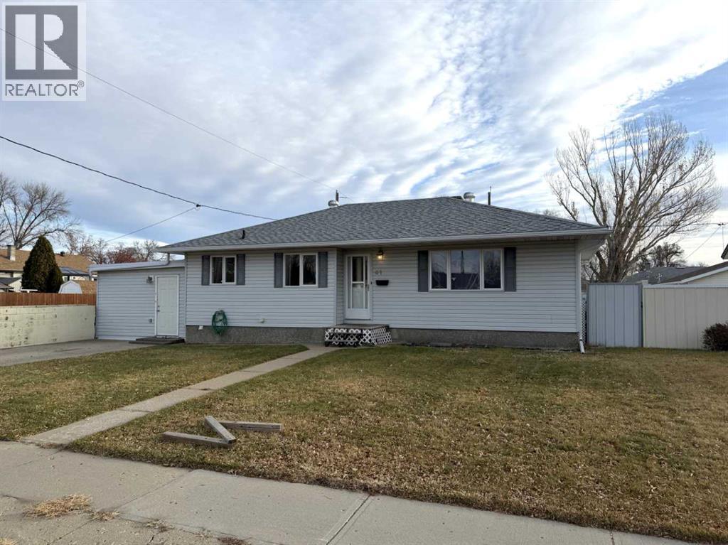 61 Mcintosh Avenue Nw, Medicine Hat, Alberta  T1A 6V1 - Photo 2 - A2271858