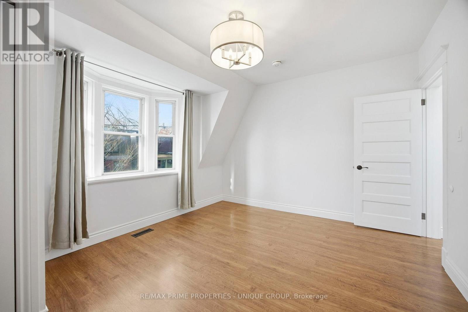 Main - 589 Logan Avenue, Toronto, Ontario  M4K 3B9 - Photo 7 - E12743282