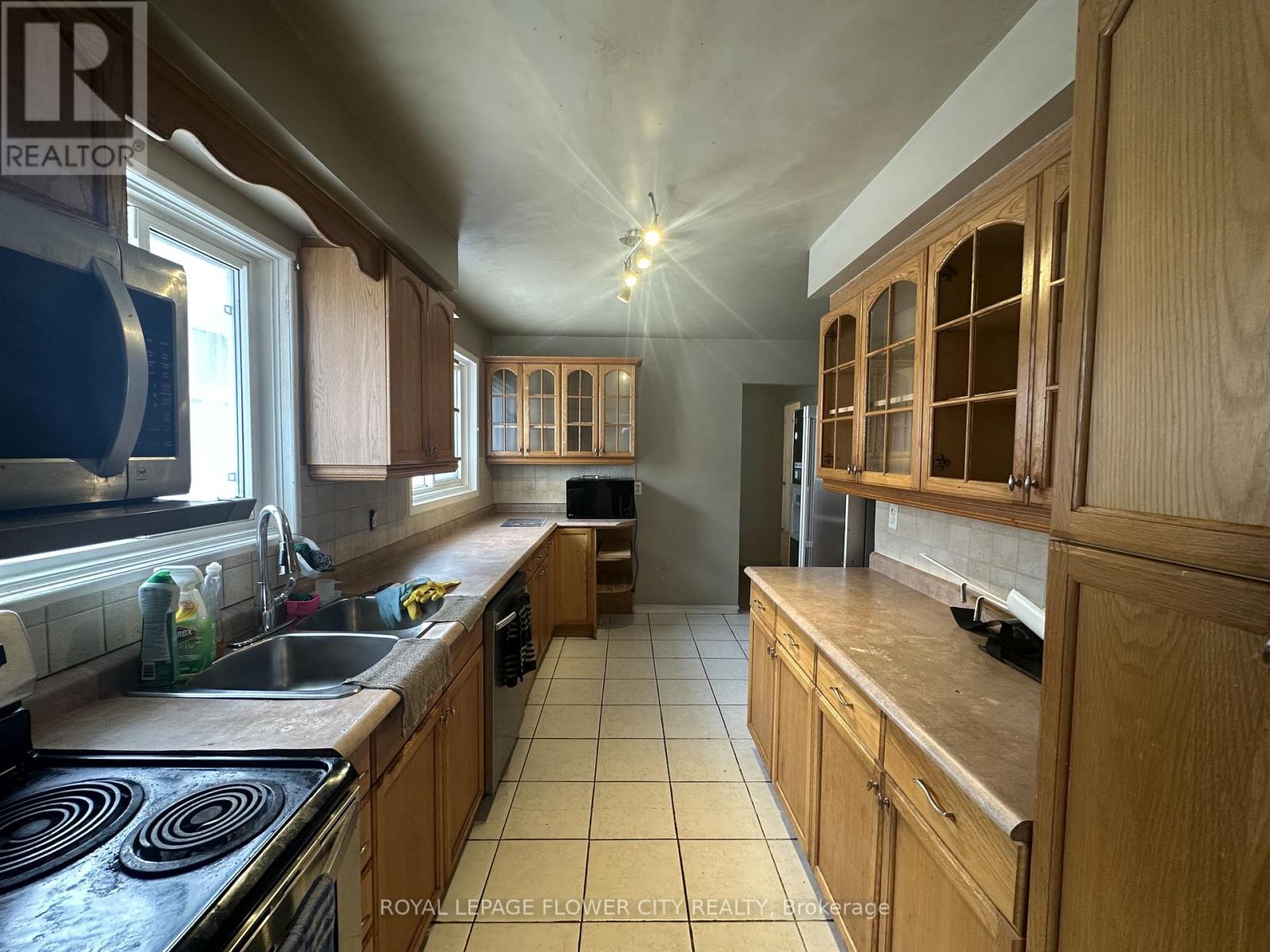 42 Montjoy Crescent, Brampton, Ontario  L6S 3E7 - Photo 3 - W12743268