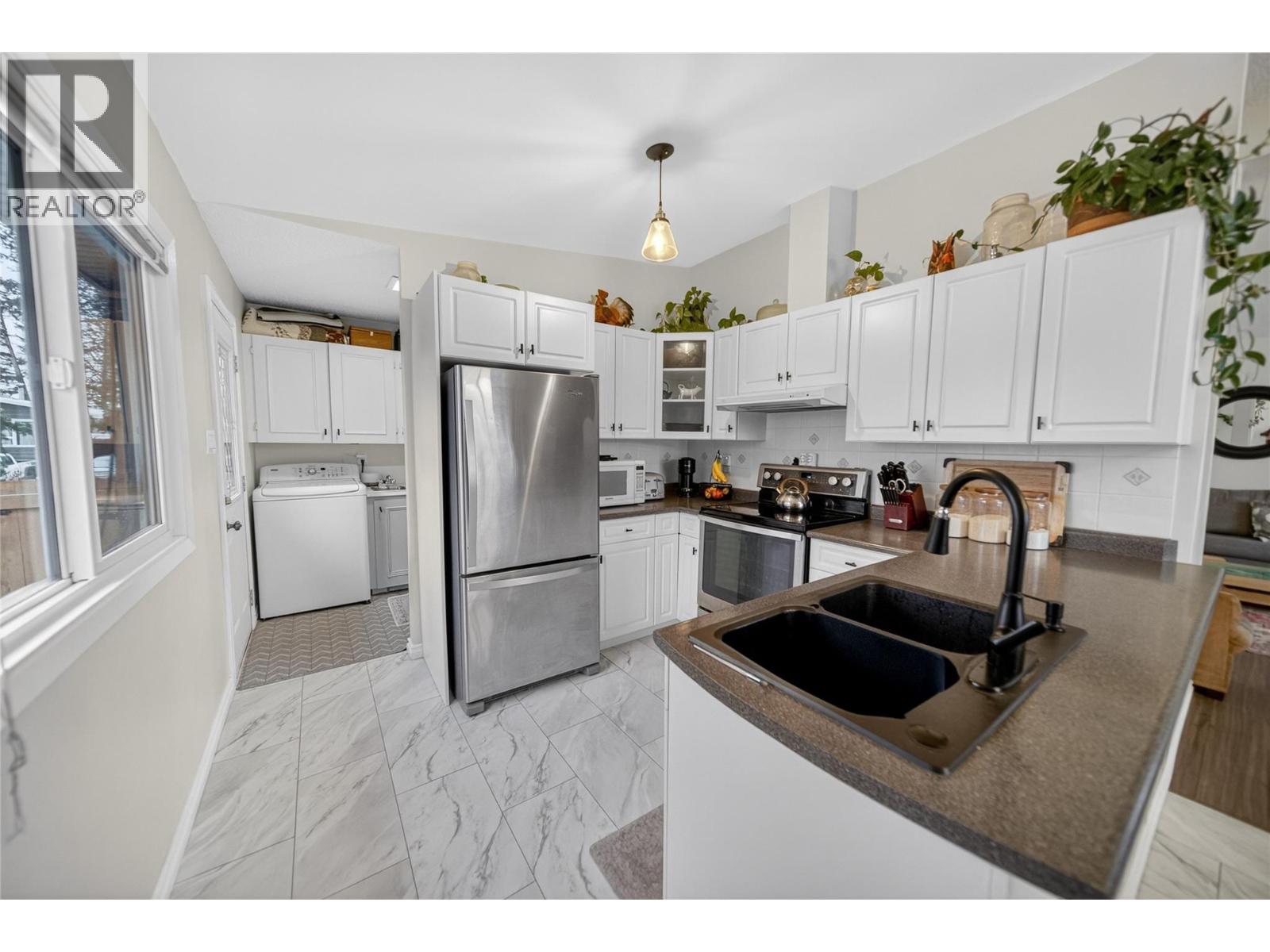 1020 19th Avenue S, Cranbrook, British Columbia  V1C 3E8 - Photo 2 - 10373853