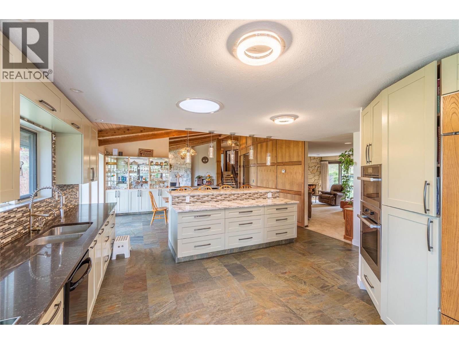 8548 Yellowhead Highway, Kamloops, British Columbia  V0E 1Z2 - Photo 13 - 10374394