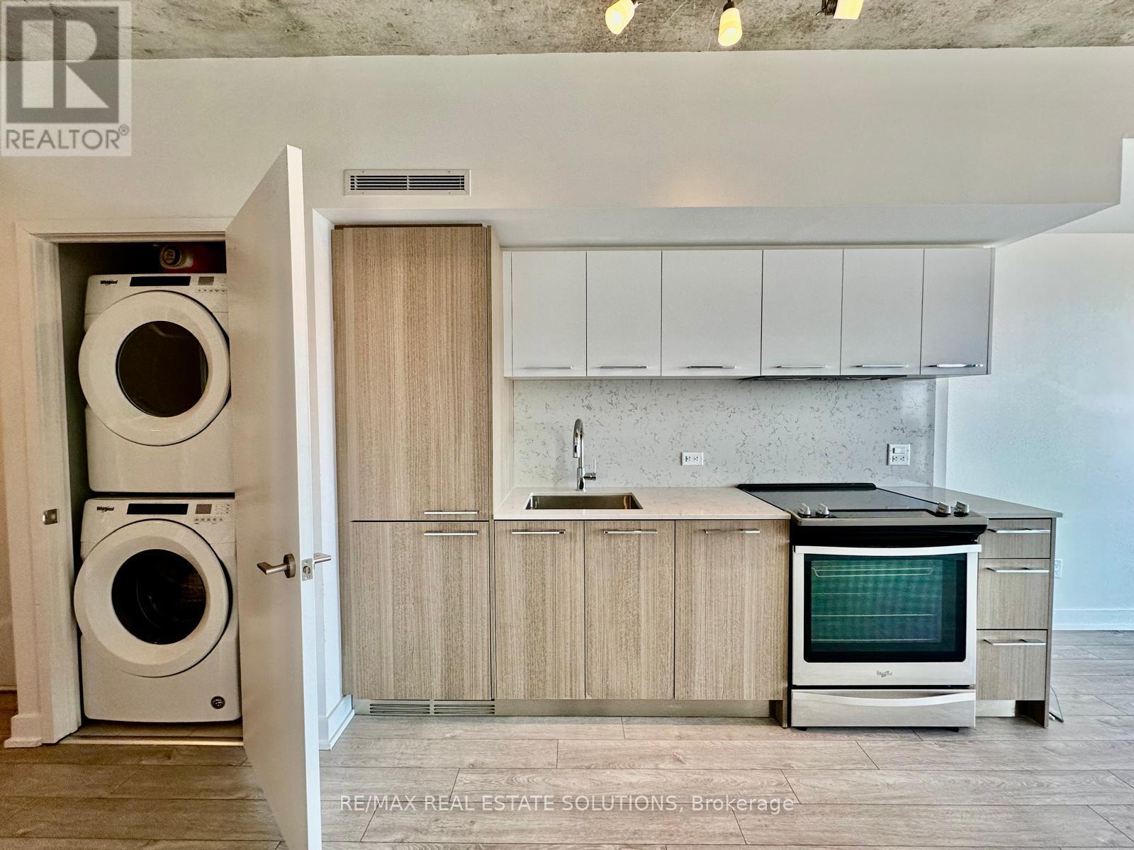 1703 - 15 Baseball Place, Toronto, Ontario  M4M 0E6 - Photo 2 - E12743478