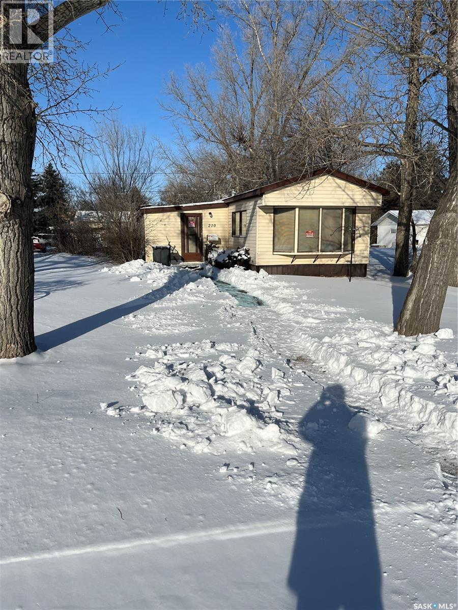 210 Main Street, Francis, Saskatchewan  S0G 1V0 - Photo 1 - SK027701
