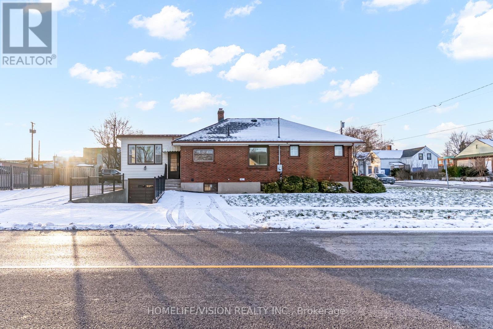 133 Mary Street E, Whitby, Ontario  L1N 2P3 - Photo 3 - E12743446