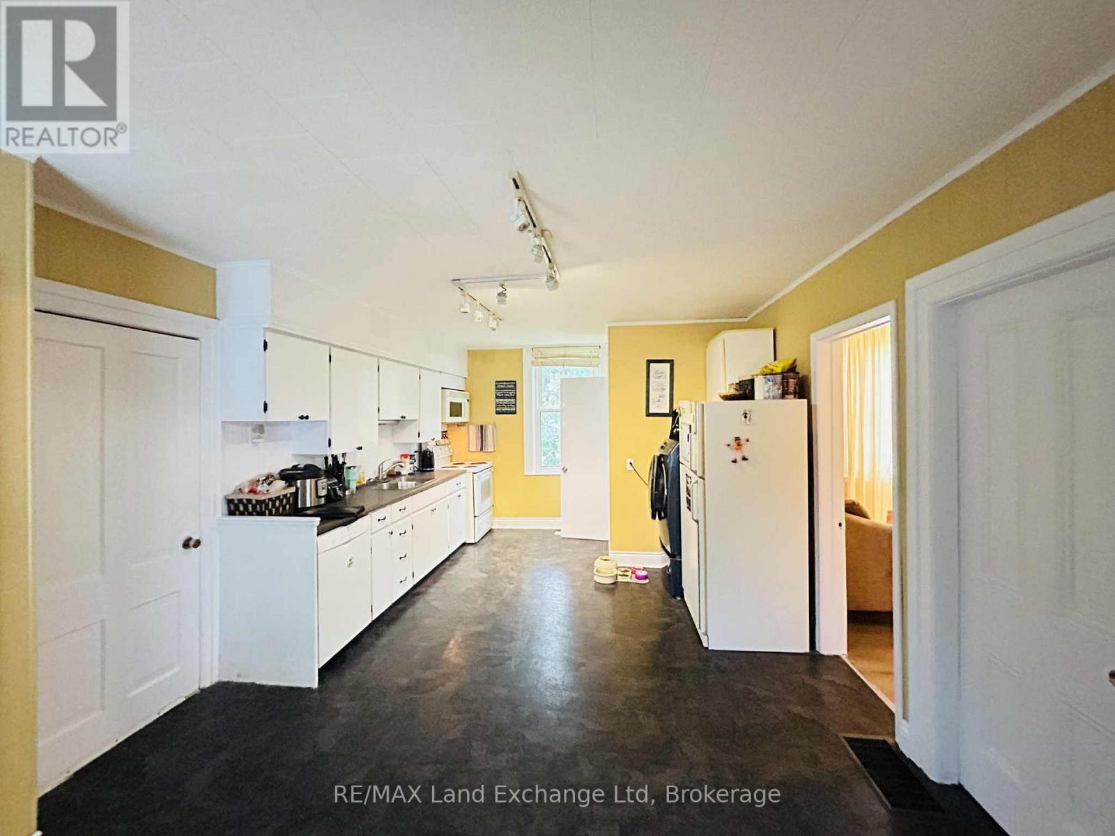 81 Patrick Street E, North Huron, Ontario N0G 2W0 - Photo 7 - X12743606