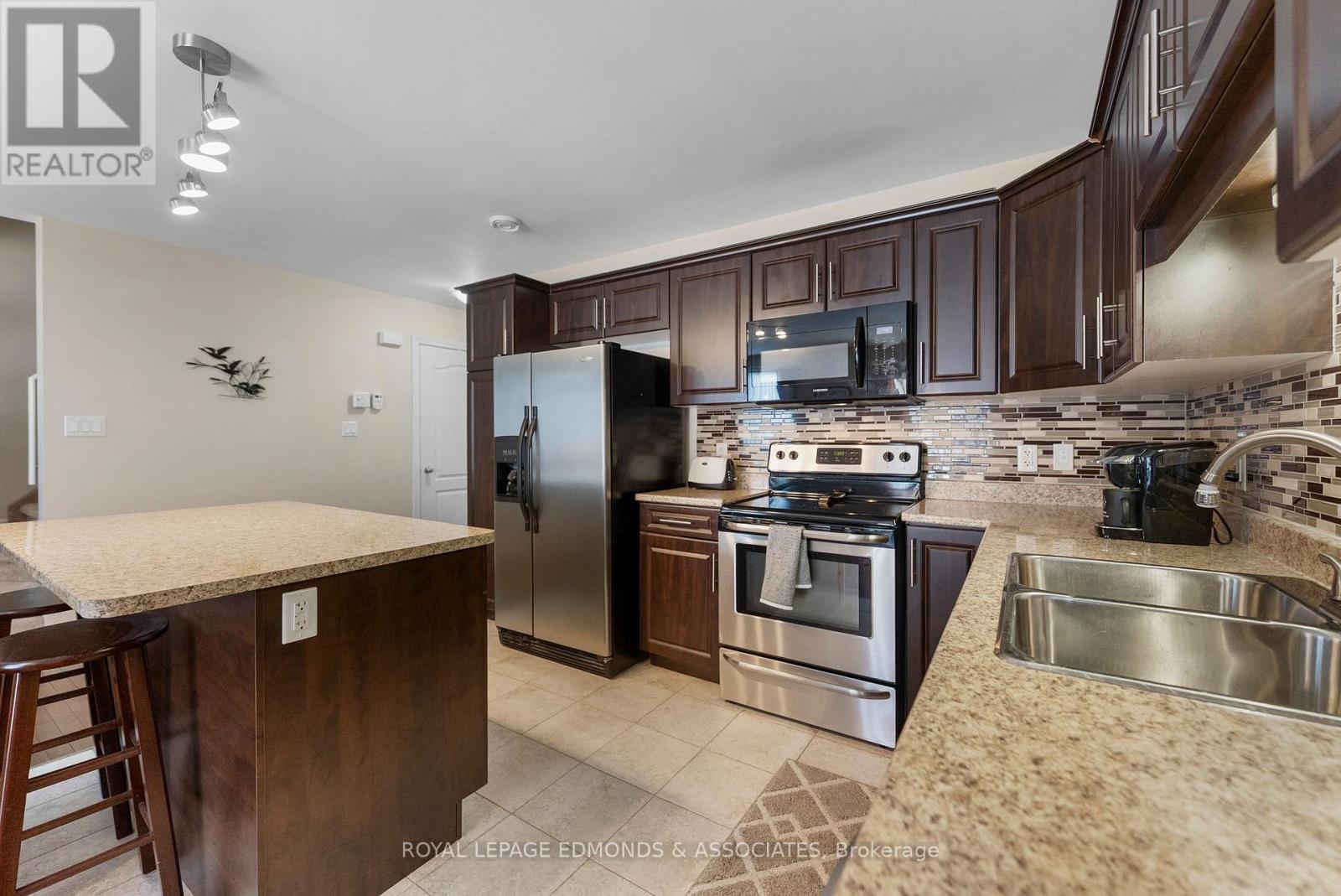 27 Winston Avenue, Petawawa, Ontario K8H 0C1 - Photo 11 - X12743540