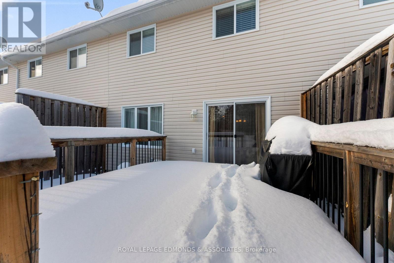 27 Winston Avenue, Petawawa, Ontario K8H 0C1 - Photo 32 - X12743540