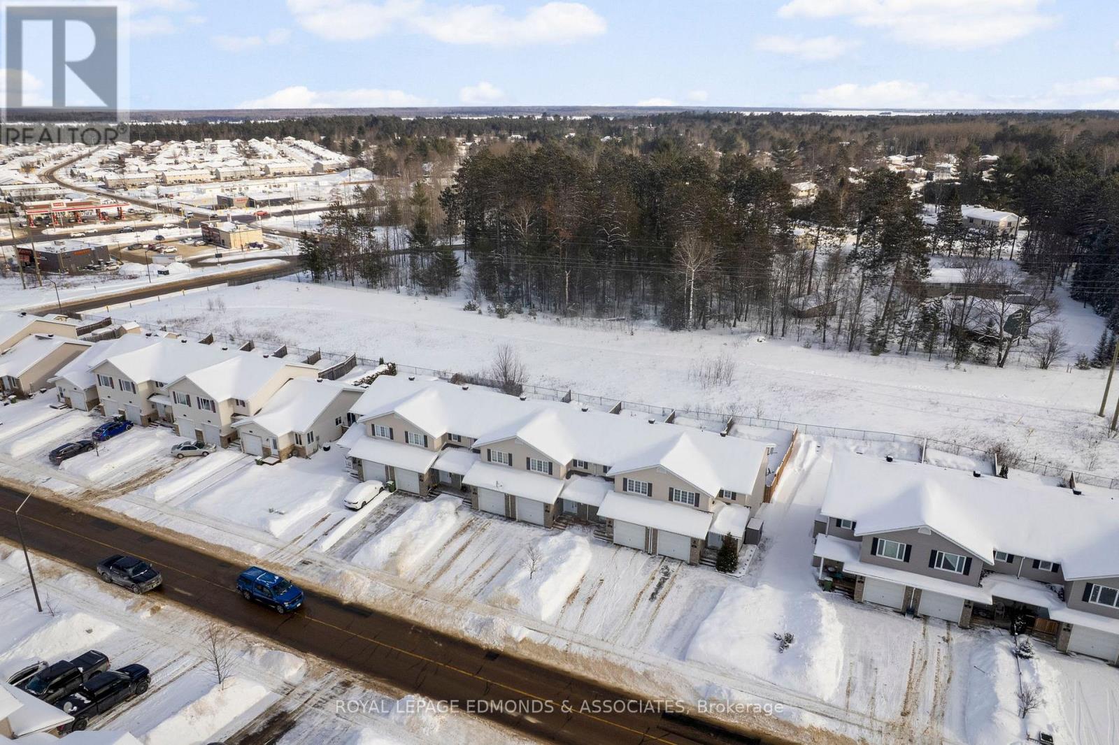 27 Winston Avenue, Petawawa, Ontario K8H 0C1 - Photo 6 - X12743540