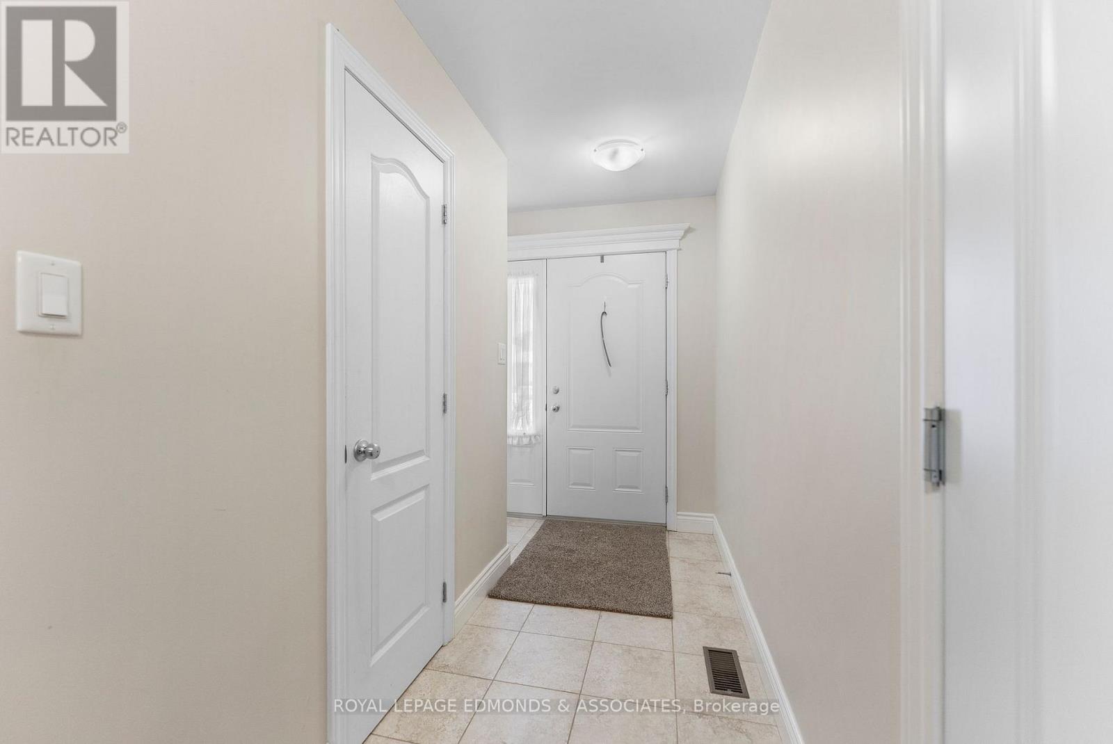 27 Winston Avenue, Petawawa, Ontario K8H 0C1 - Photo 7 - X12743540