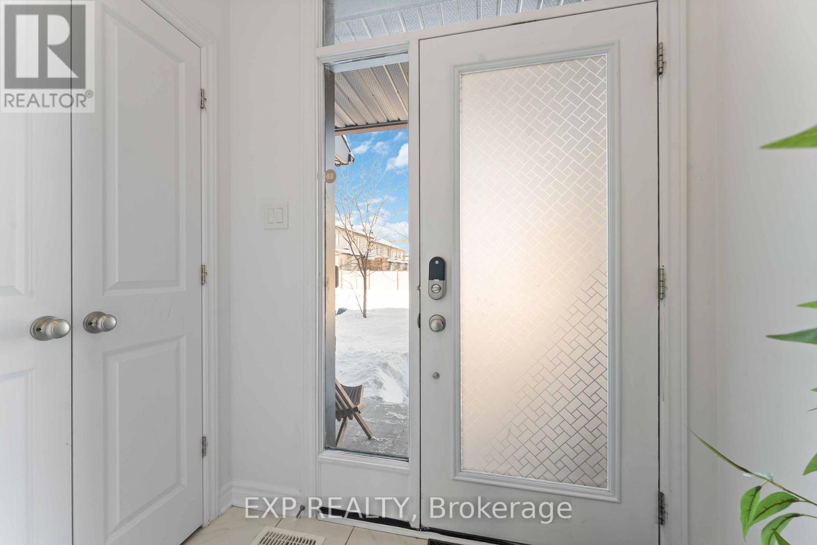 838 Clapham Terrace, Ottawa, Ontario K2S 2N8 - Photo 3 - X12743526