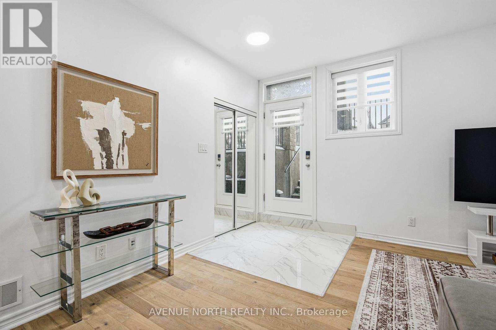 Unit J - 725 Dearborn Private, Ottawa, Ontario K1T 0W4 - Photo 2 - X12743574