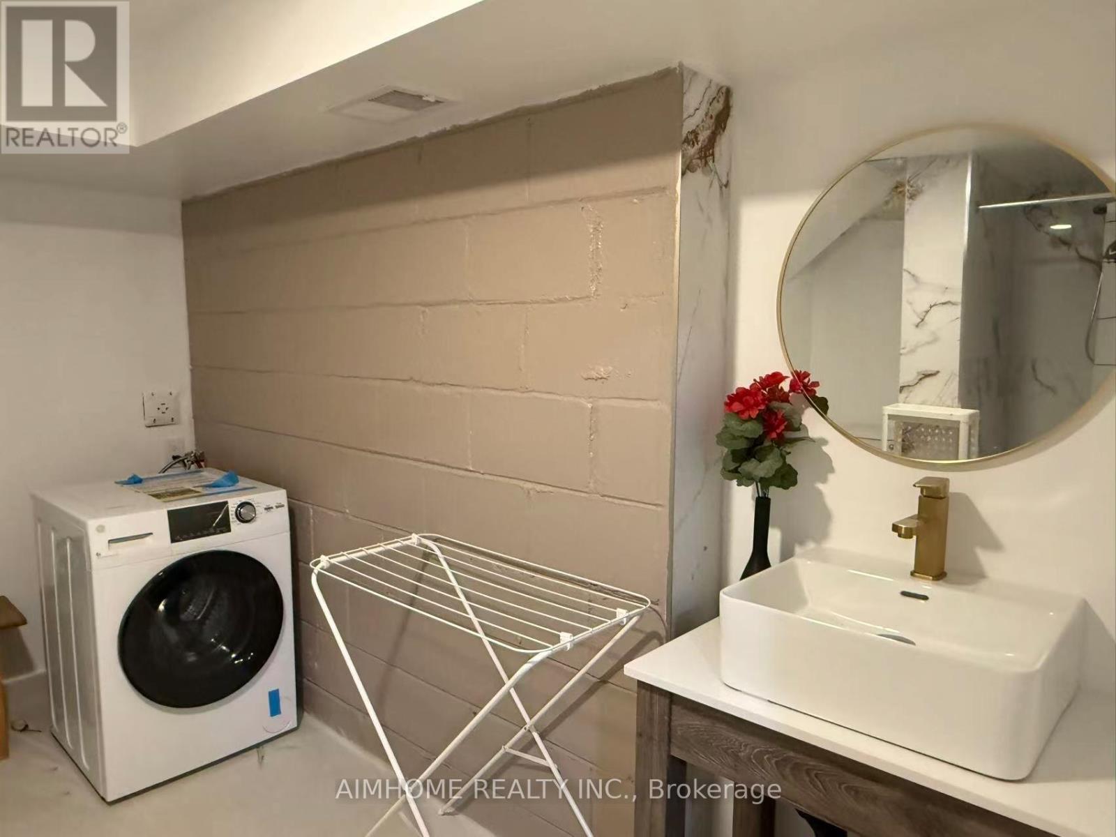 #1 Basement - 22 Daleside Crescent, Toronto, Ontario  M4A 2H6 - Photo 6 - C12743642