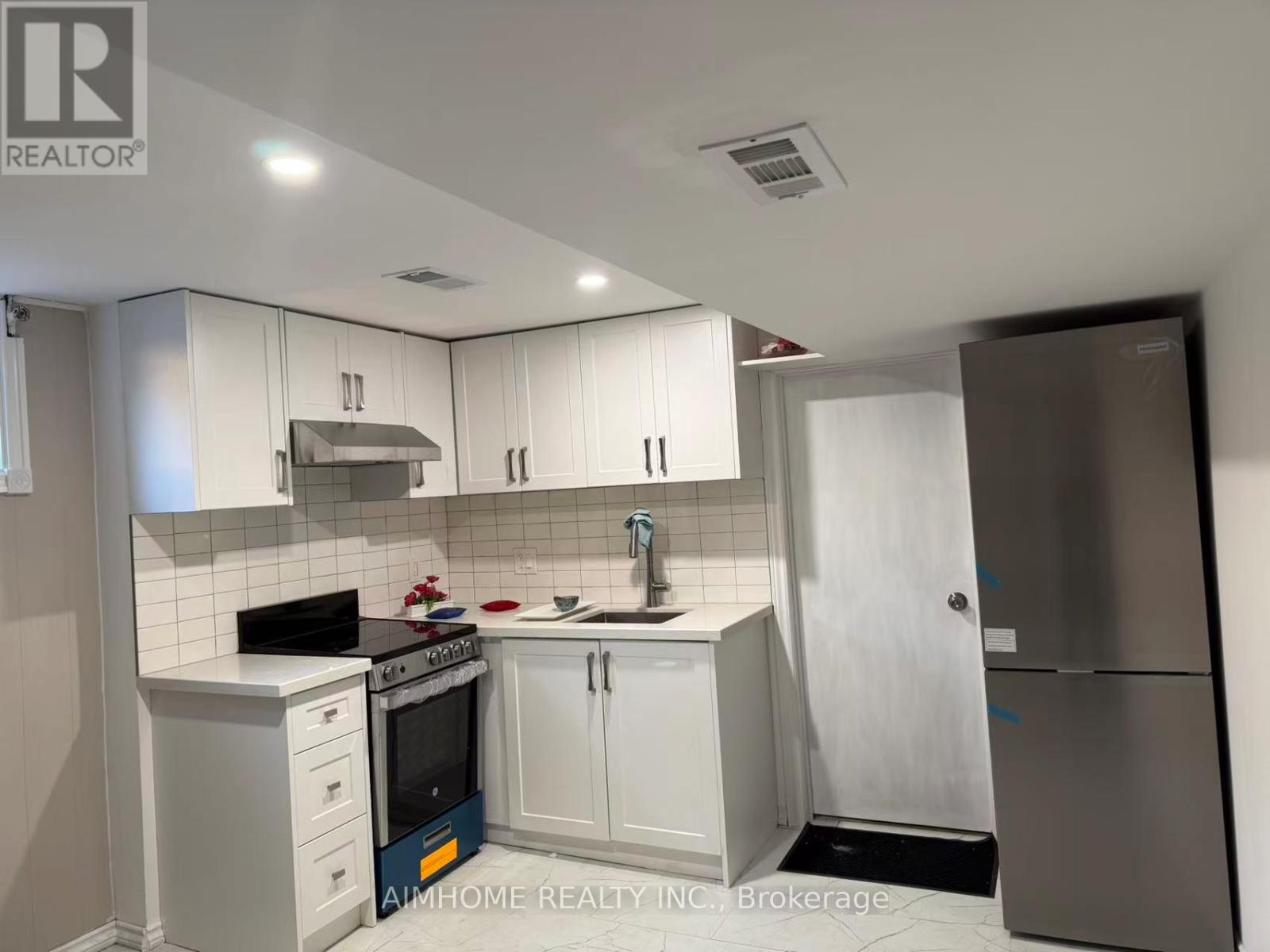 #1 Basement - 22 Daleside Crescent, Toronto, Ontario  M4A 2H6 - Photo 7 - C12743642