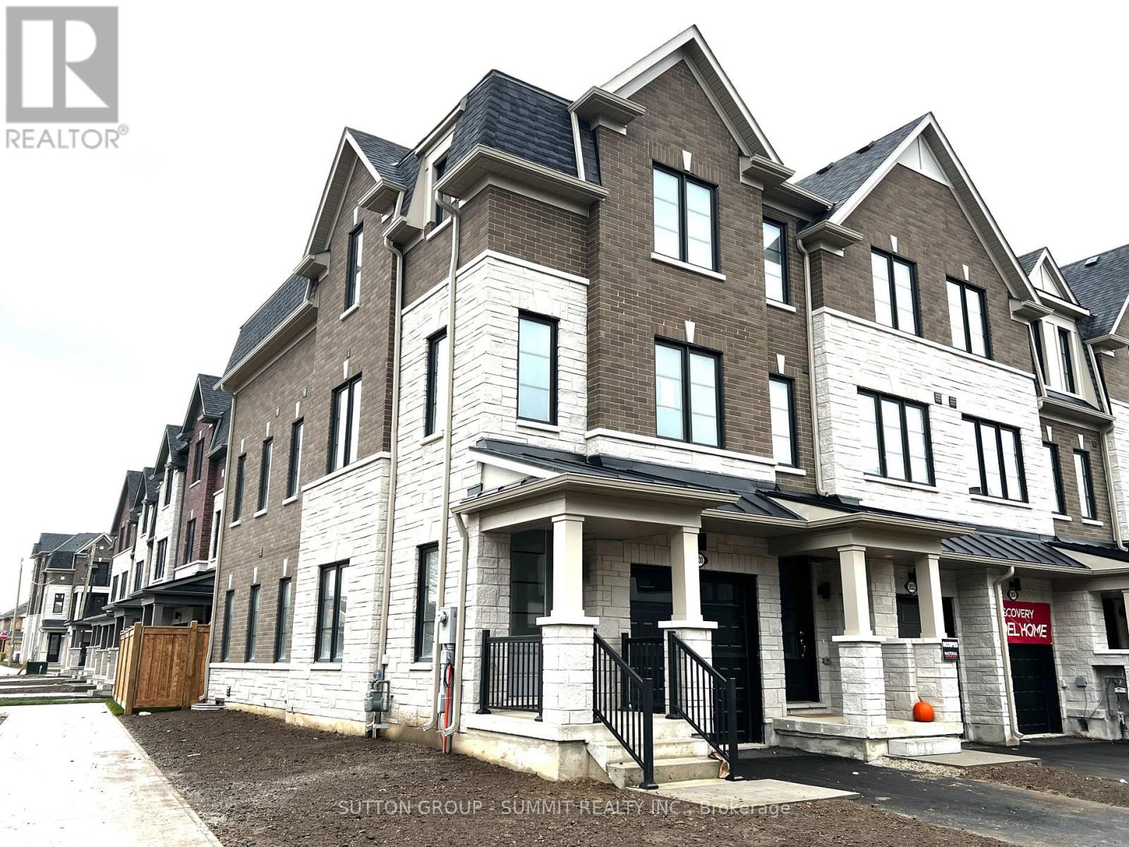 5930 Saigon Street, Mississauga, Ontario  L5V 0E9 - Photo 4 - W12743646