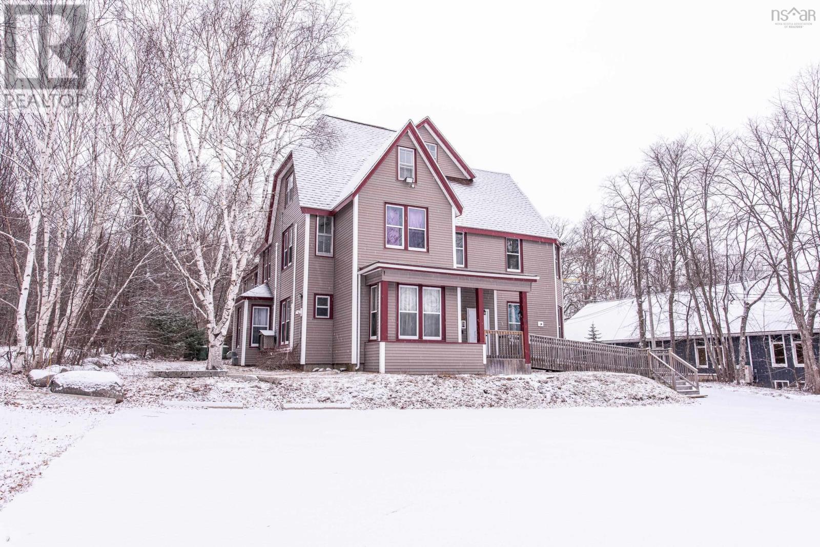 48 Elm Street, Bridgewater, Nova Scotia  B4V 2V4 - Photo 3 - 202601069