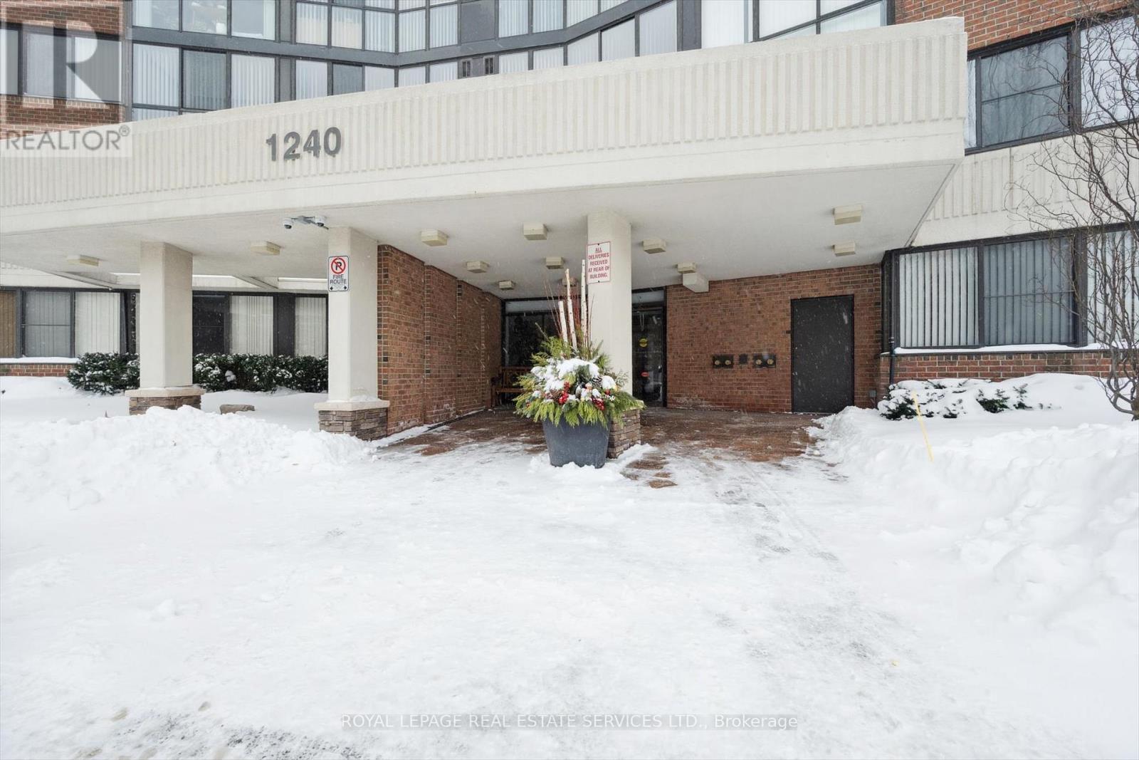 702 - 1240 Marlborough Court, Oakville, Ontario  L6H 3K7 - Photo 2 - W12743726