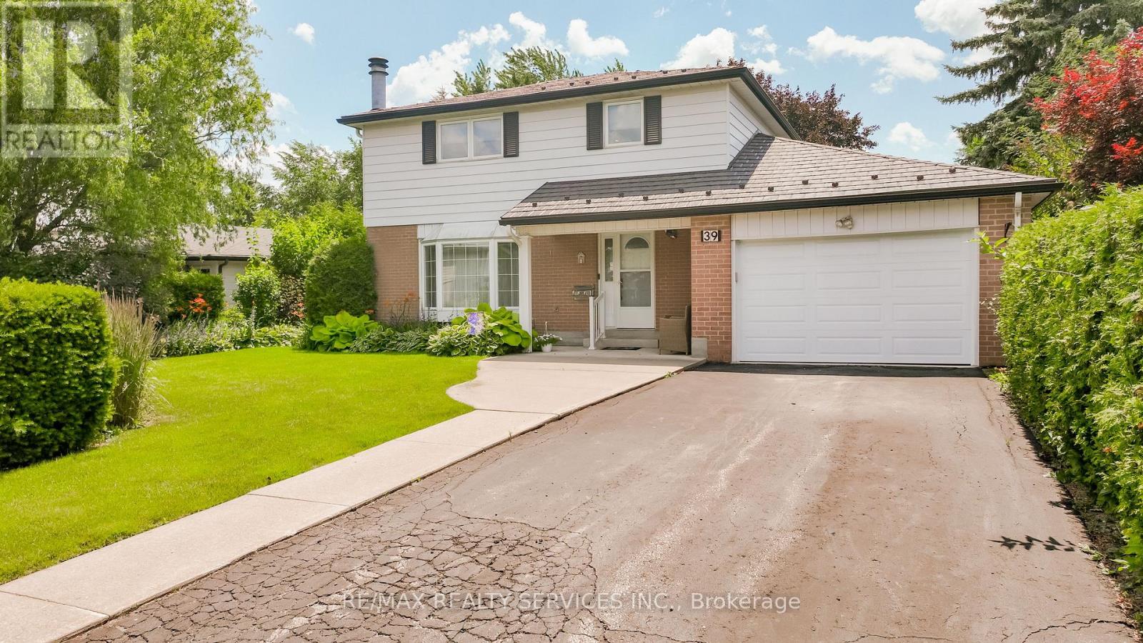 39 Dunblaine Crescent, Brampton, Ontario  L6T 3H1 - Photo 2 - W12285272