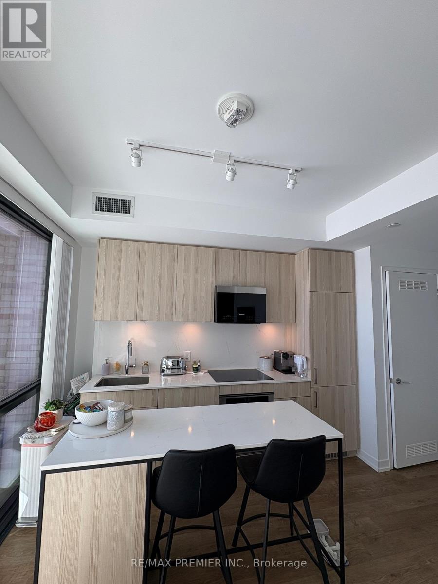 301 - 251 Mansory Way, Mississauga, Ontario  L5H 0B3 - Photo 2 - W12742252