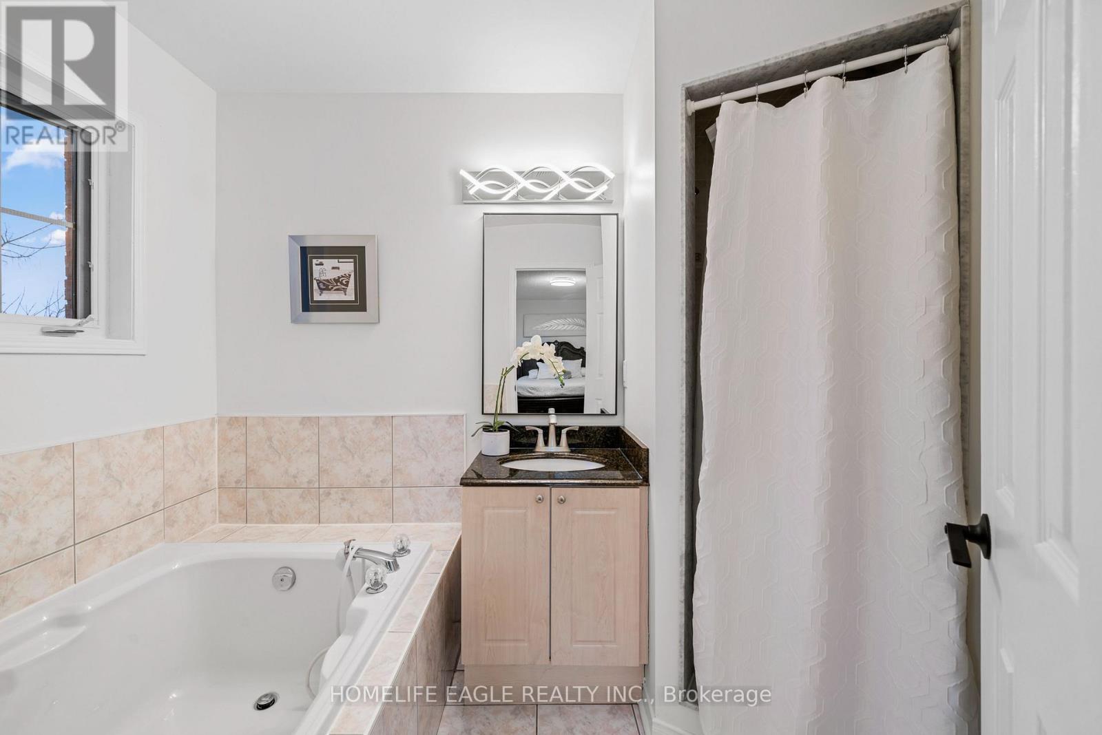 24 Ridgefield Court, Brampton, Ontario  L6P 1B4 - Photo 11 - W12740430