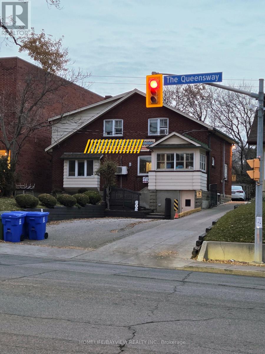 602 THE QUEENSWAY WAY, Toronto, Ontario