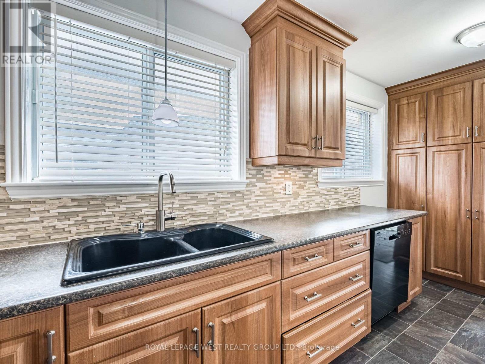 98 Mount Olive Drive, Toronto, Ontario  M9V 2E1 - Photo 8 - W12743816