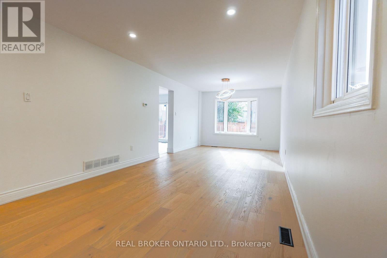 4326 Waterford Crescent, Mississauga, Ontario  L5R 2B2 - Photo 7 - W12719830