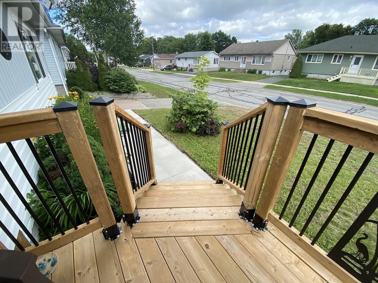 40 Axmith Ave, Elliot Lake, Ontario  P5A 1B7 - Photo 3 - SM260199