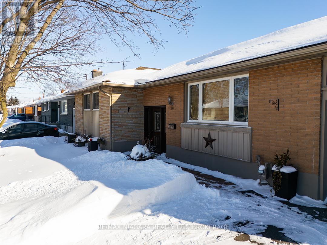 251 Clarke Street, Port Colborne, Ontario  L3K 2G7 - Photo 2 - X12744020