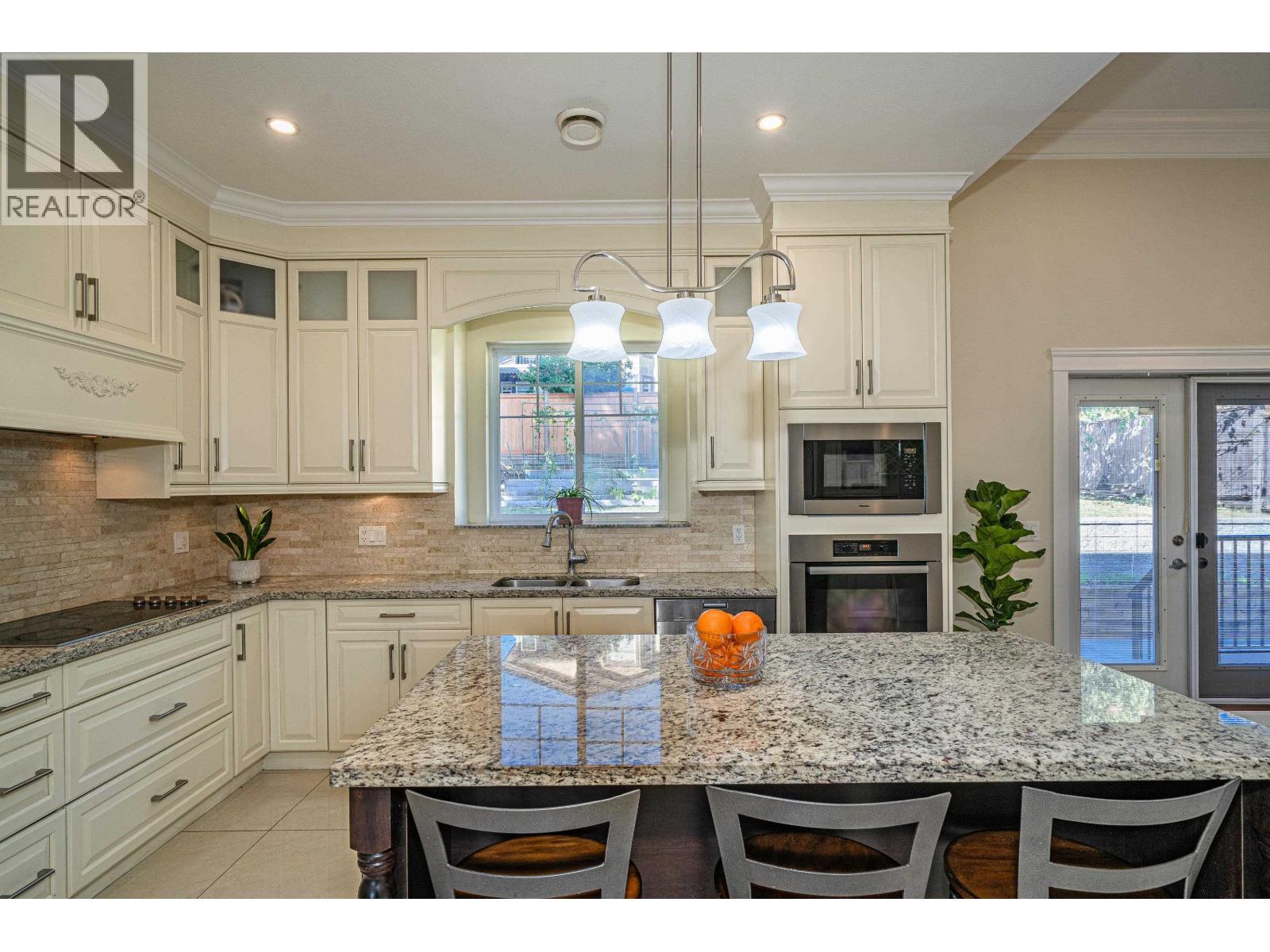 Listing Picture 12 of 40 : 5511 MCKEE STREET, Burnaby / 本拿比 - 魯藝地產 Yvonne Lu Group - MLS Medallion Club Member