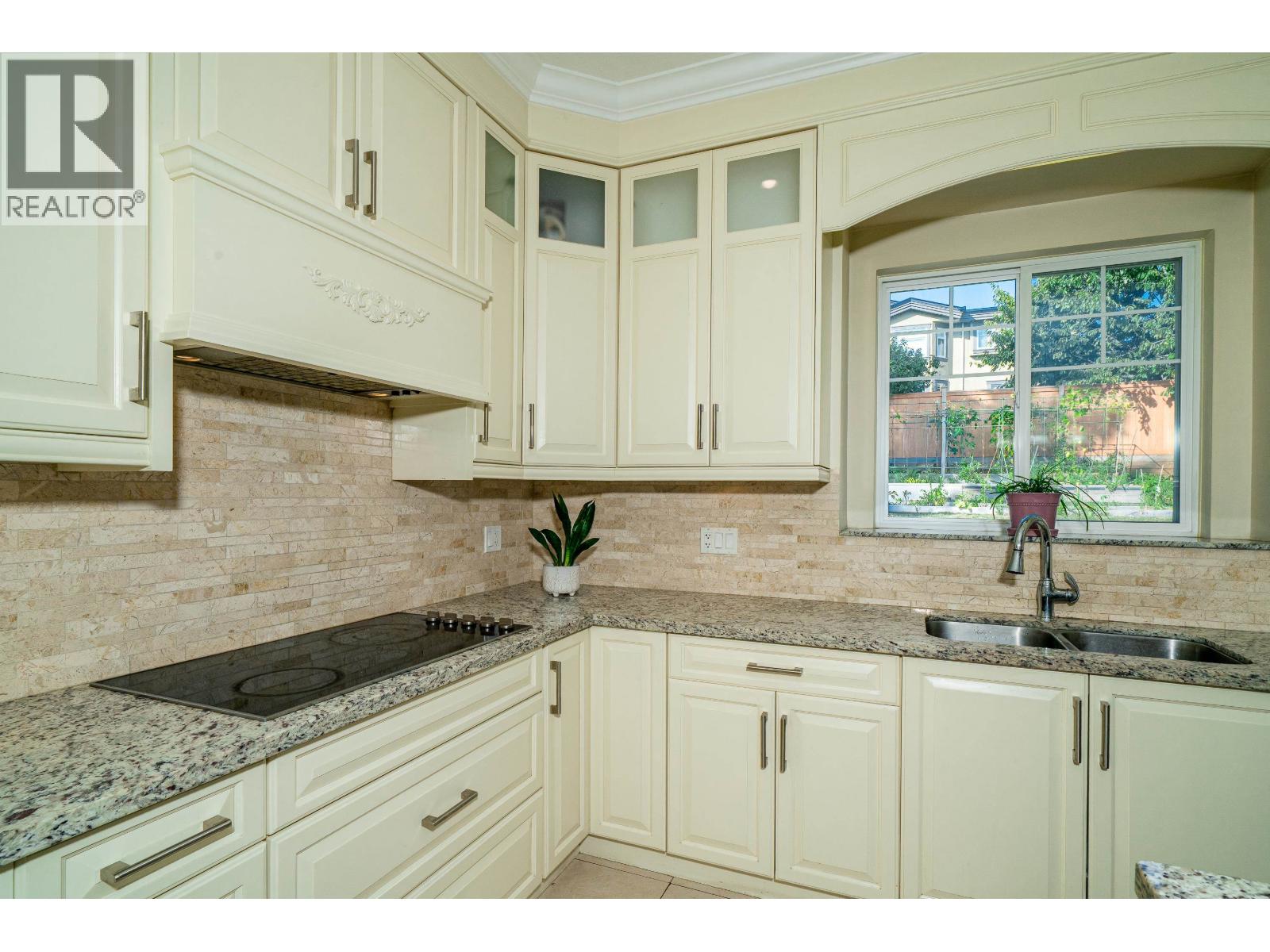 Listing Picture 13 of 40 : 5511 MCKEE STREET, Burnaby / 本拿比 - 魯藝地產 Yvonne Lu Group - MLS Medallion Club Member