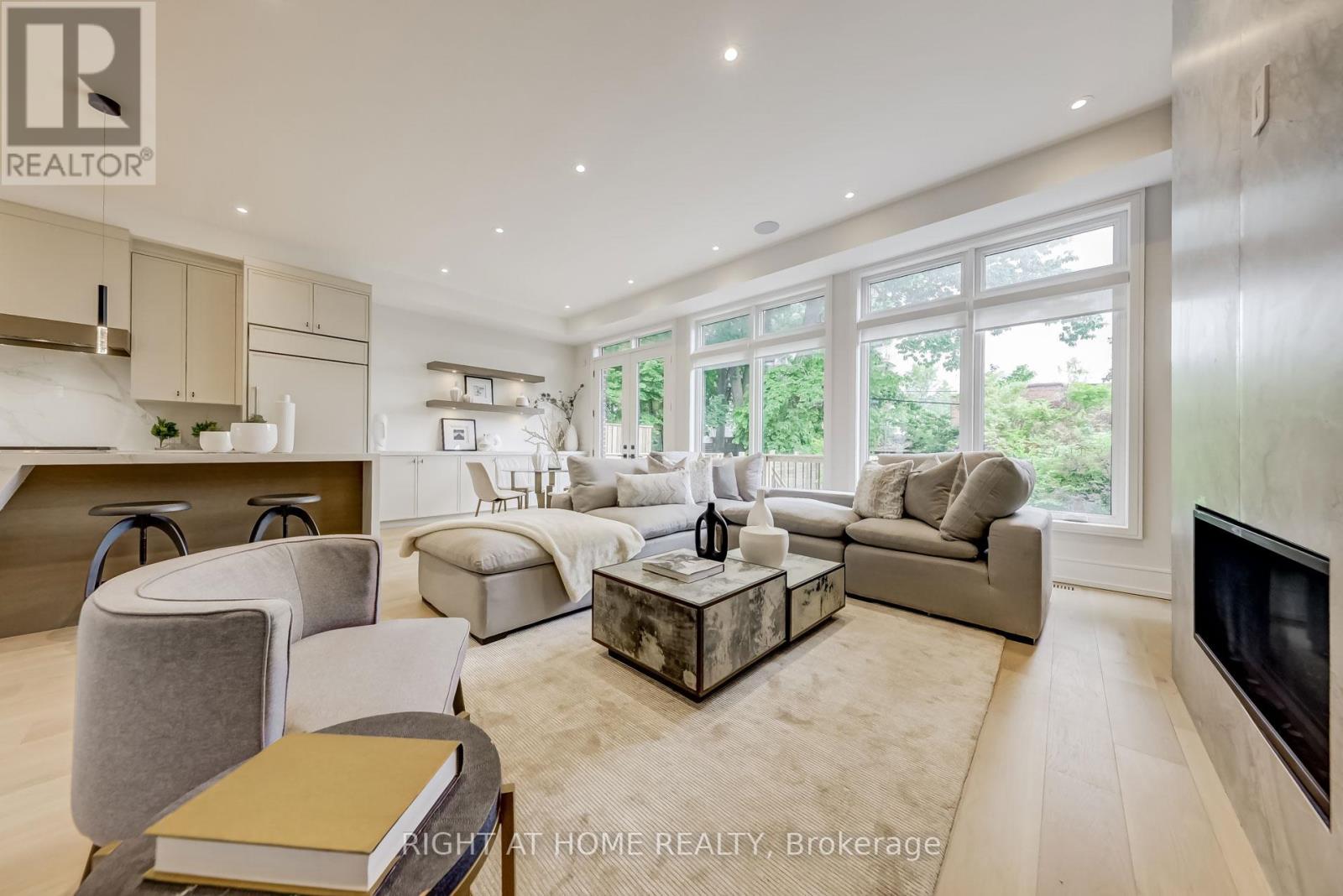 102 Parklea Drive, Toronto, Ontario  M4G 2J8 - Photo 1 - C12744042