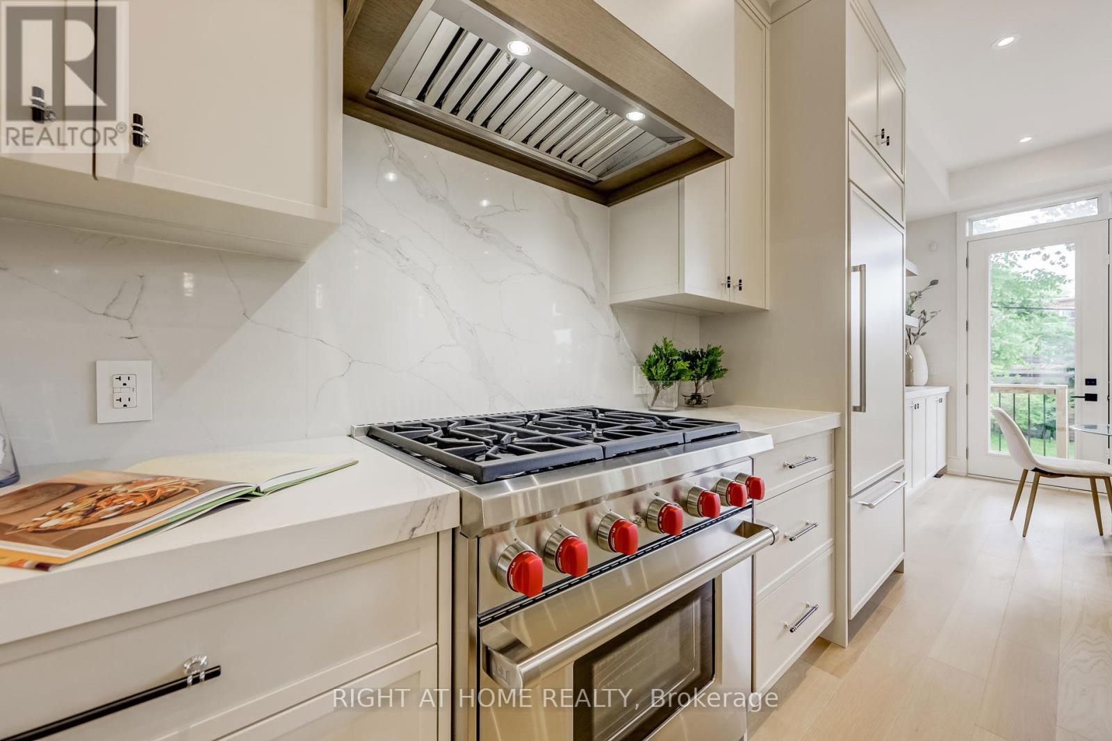 102 Parklea Drive, Toronto, Ontario  M4G 2J8 - Photo 12 - C12744042