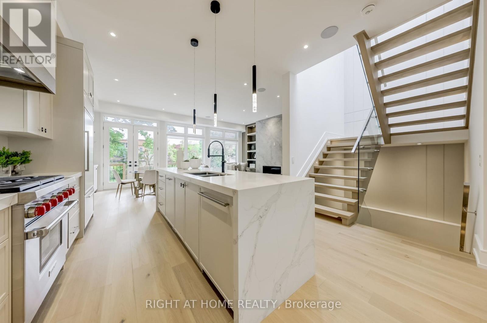 102 Parklea Drive, Toronto, Ontario  M4G 2J8 - Photo 14 - C12744042