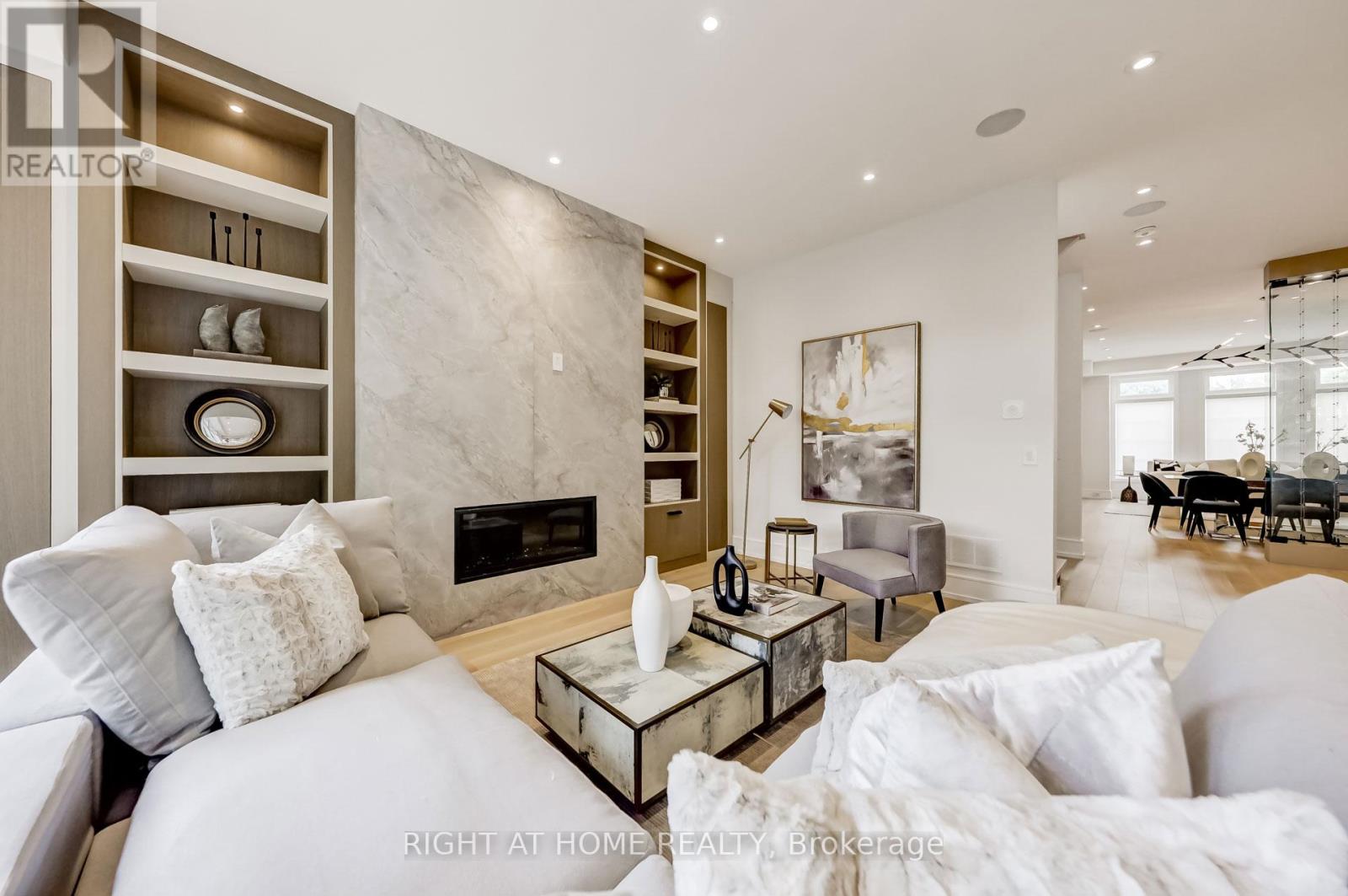 102 Parklea Drive, Toronto, Ontario  M4G 2J8 - Photo 3 - C12744042