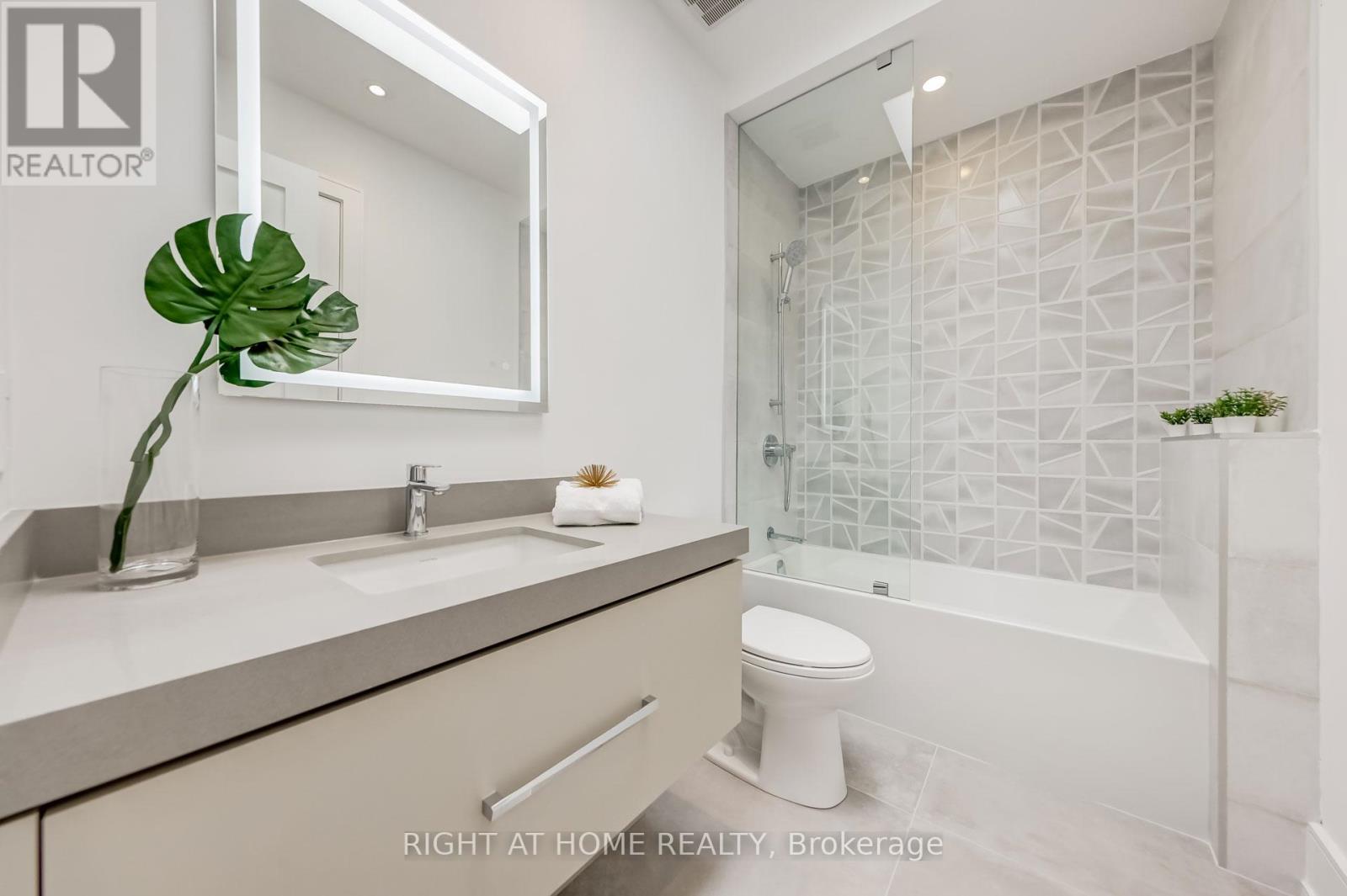 102 Parklea Drive, Toronto, Ontario  M4G 2J8 - Photo 36 - C12744042